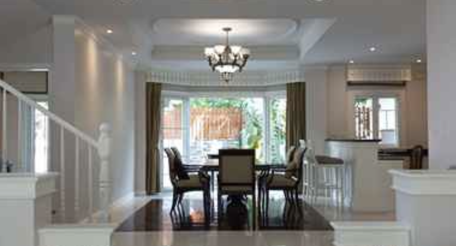 For rent 4 bedrooms house in Phra Khanong, Bangkok