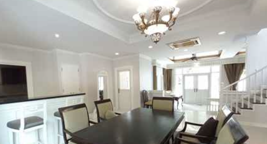 For rent 4 bedrooms house in Phra Khanong, Bangkok