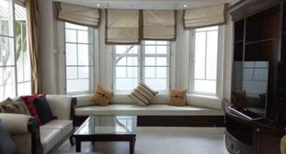 For rent 4 bedrooms house in Phra Khanong, Bangkok