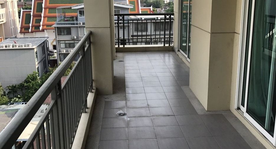 For rent 3 bedrooms condo in Pathum Wan, Bangkok
