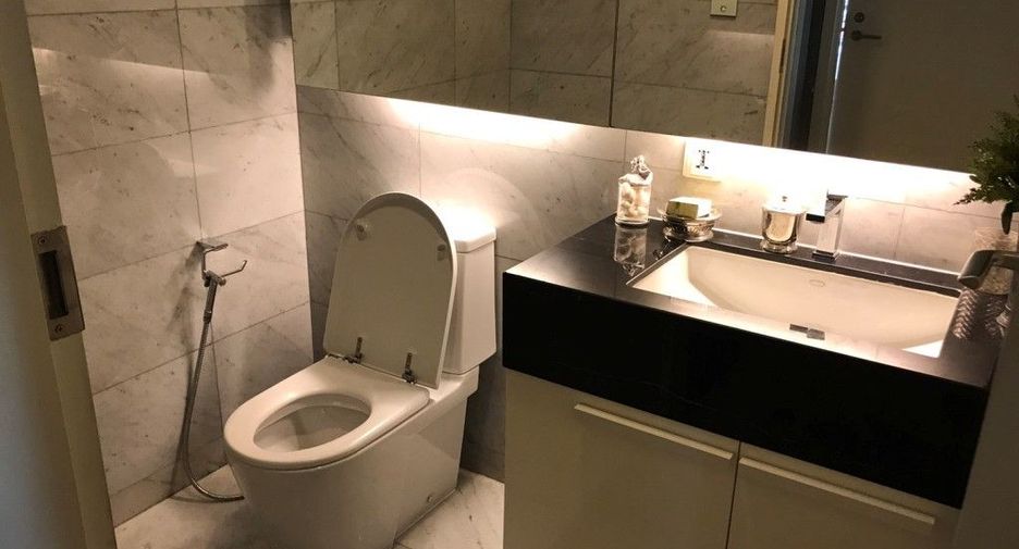 For rent 3 bedrooms condo in Pathum Wan, Bangkok