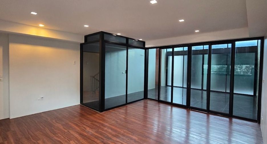 For rent office in Wang Thonglang, Bangkok