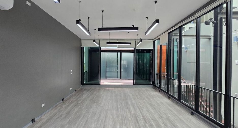 For rent office in Wang Thonglang, Bangkok