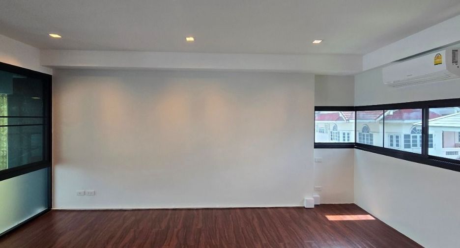 For rent office in Wang Thonglang, Bangkok