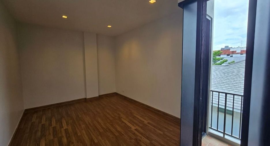 For rent office in Wang Thonglang, Bangkok