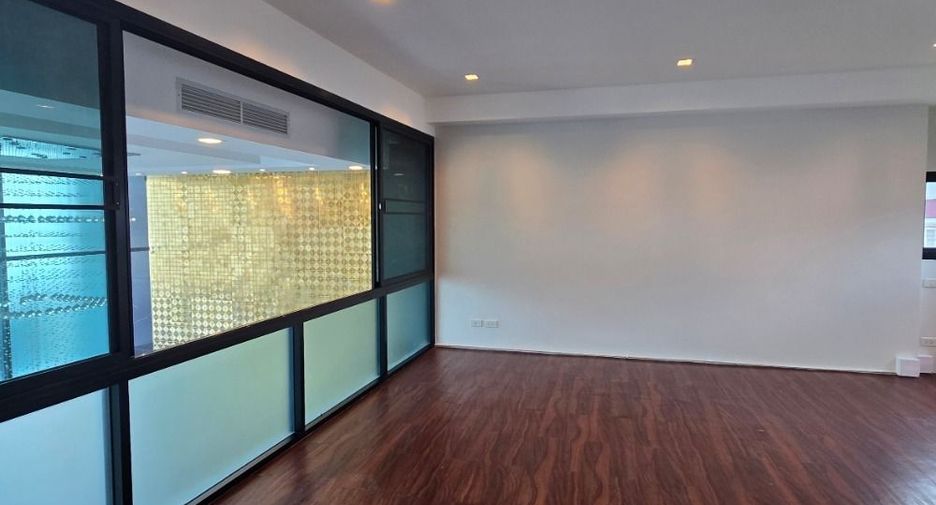 For rent office in Wang Thonglang, Bangkok