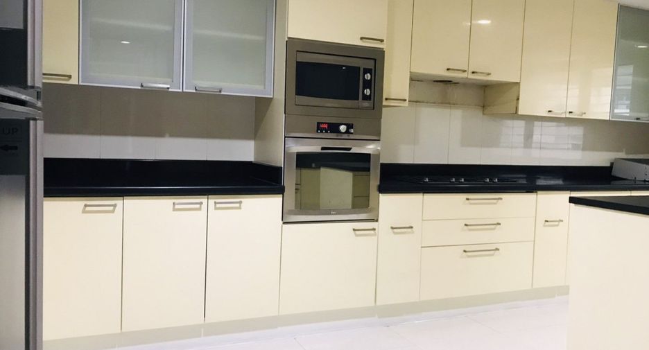 Condo en alquiler de 4 habitaciones en Khlong Toei, Bangkok