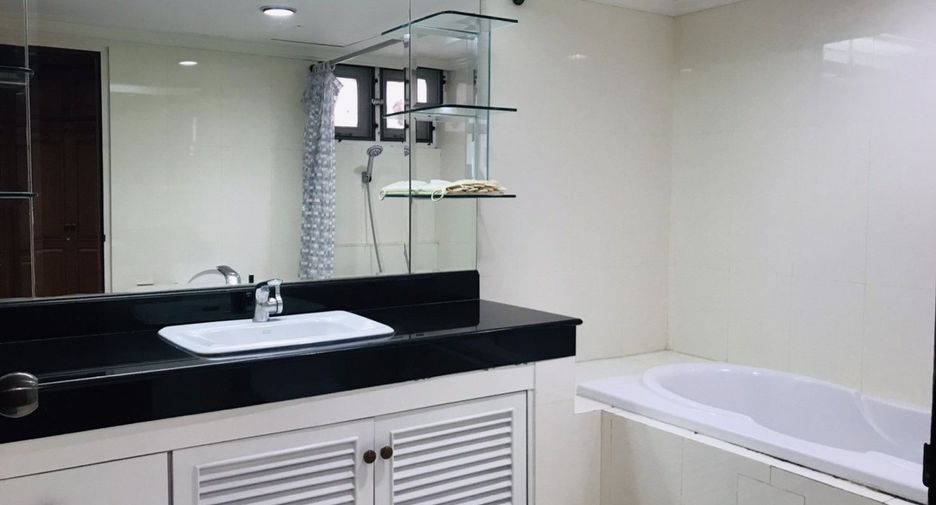 Condo en alquiler de 4 habitaciones en Khlong Toei, Bangkok