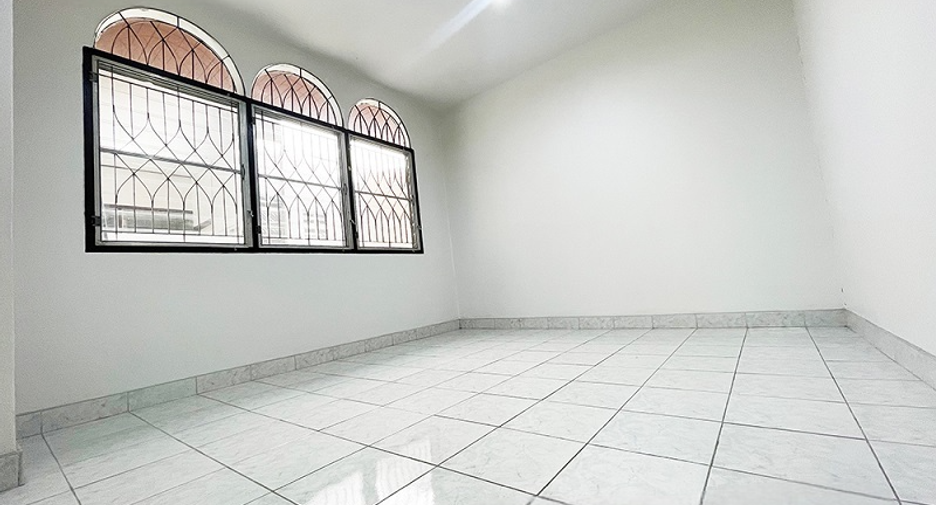 For rent 3 bedrooms house in Lat Phrao, Bangkok