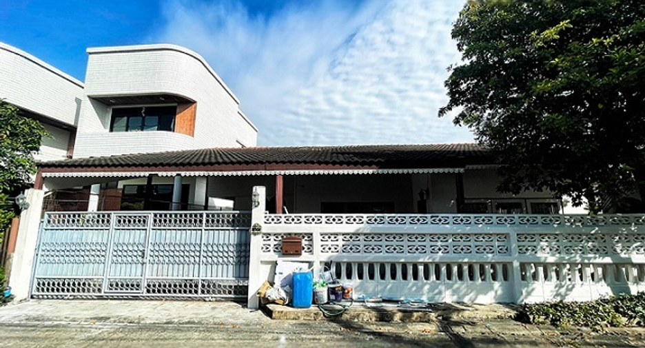 For rent 3 bedrooms house in Lat Phrao, Bangkok