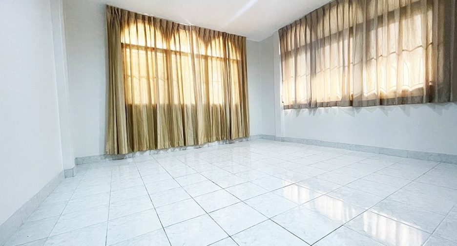 For rent 3 bedrooms house in Lat Phrao, Bangkok