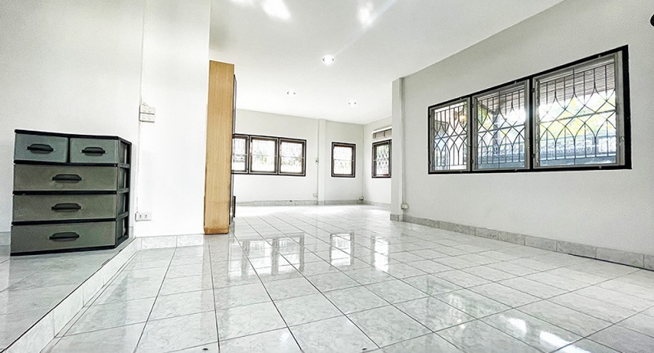 For rent 3 bedrooms house in Lat Phrao, Bangkok
