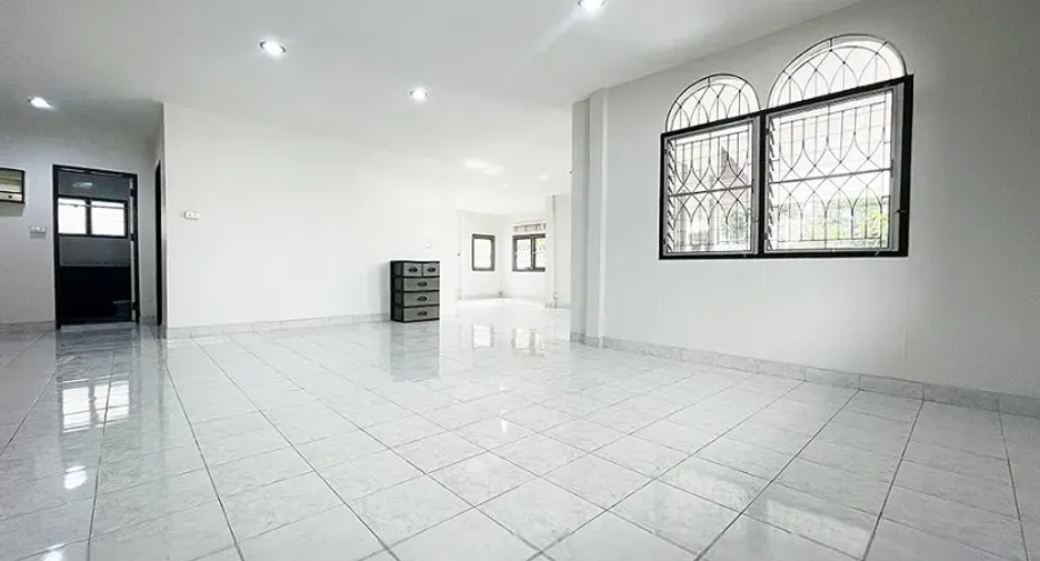 For rent 3 bedrooms house in Lat Phrao, Bangkok
