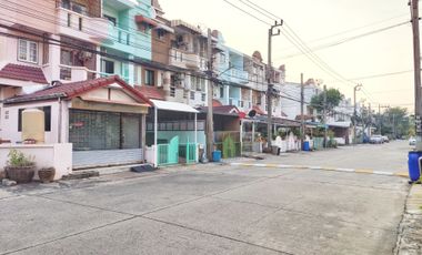For rent 3 bedrooms townhouse in Bang Na, Bangkok