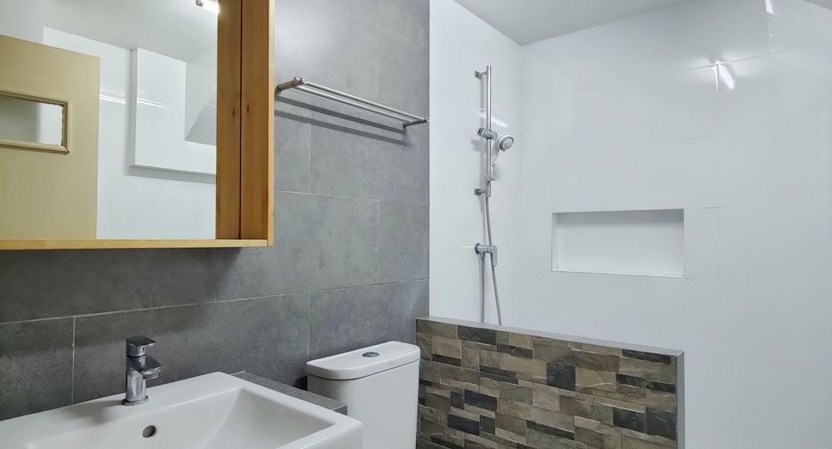 For rent 3 bedrooms townhouse in Bang Na, Bangkok