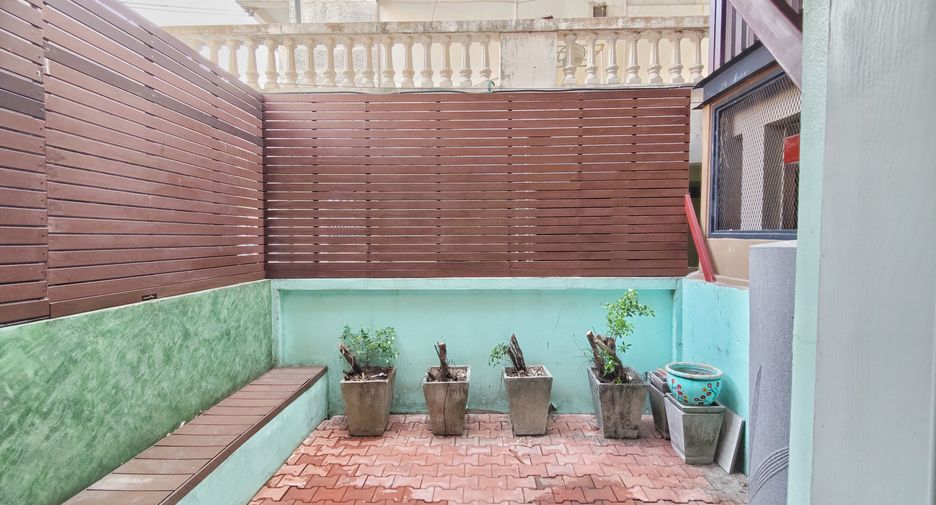 For rent 3 bedrooms townhouse in Bang Na, Bangkok