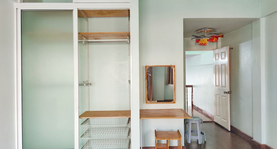 For rent 3 bedrooms townhouse in Bang Na, Bangkok