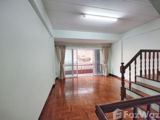 For rent 3 bedrooms townhouse in Bang Na, Bangkok