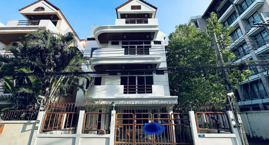 For rent 4 bedrooms townhouse in Watthana, Bangkok