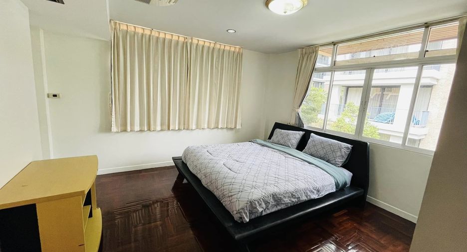 For rent 4 bedrooms townhouse in Watthana, Bangkok