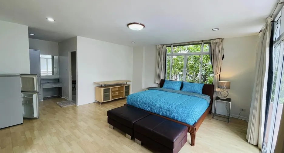 For rent 4 bedrooms townhouse in Watthana, Bangkok