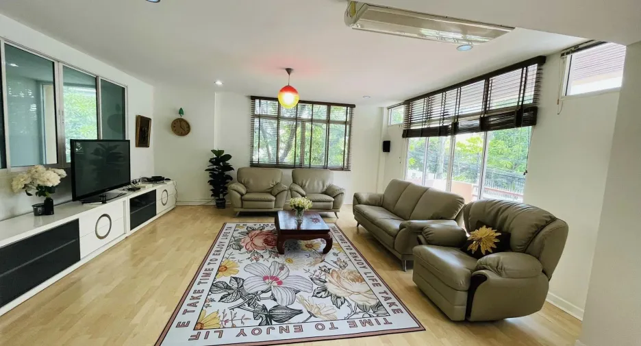 For rent 4 bedrooms townhouse in Watthana, Bangkok