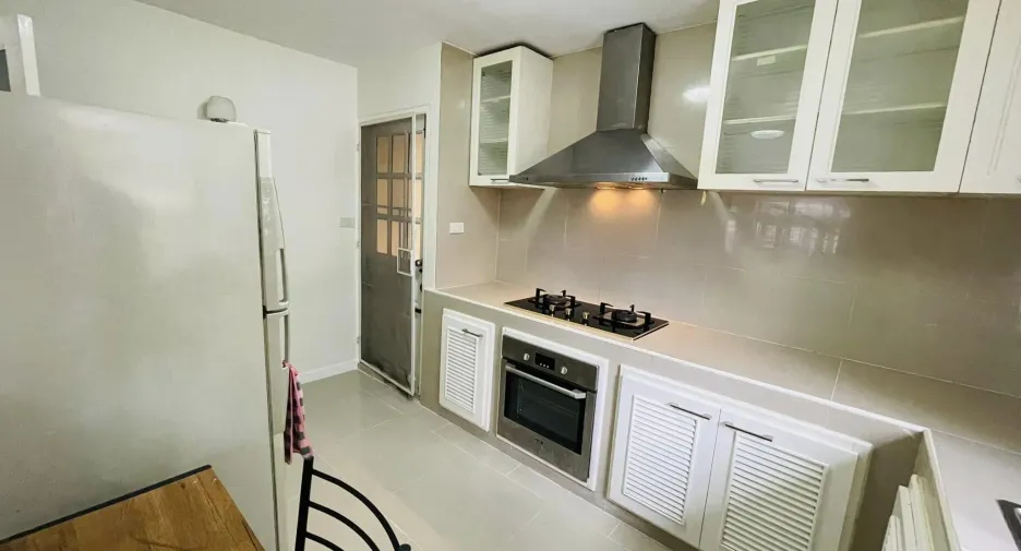 For rent 4 bedrooms townhouse in Watthana, Bangkok