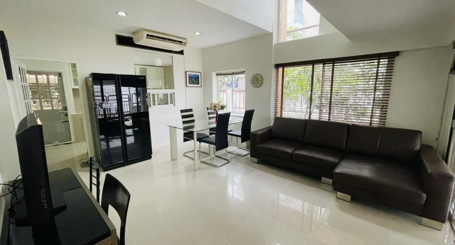 For rent 4 bedrooms townhouse in Watthana, Bangkok