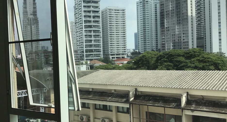 For rent 2 bedrooms condo in Khlong Toei, Bangkok