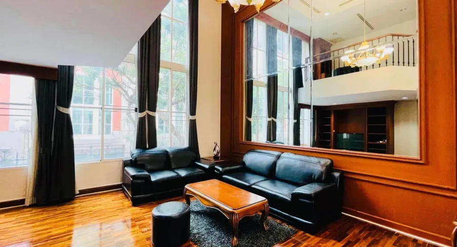 For rent 4 bedrooms townhouse in Watthana, Bangkok