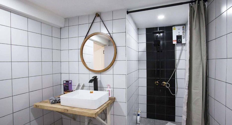 Haus zur Miete mit 4 Zimmer in Huai Khwang, Bangkok