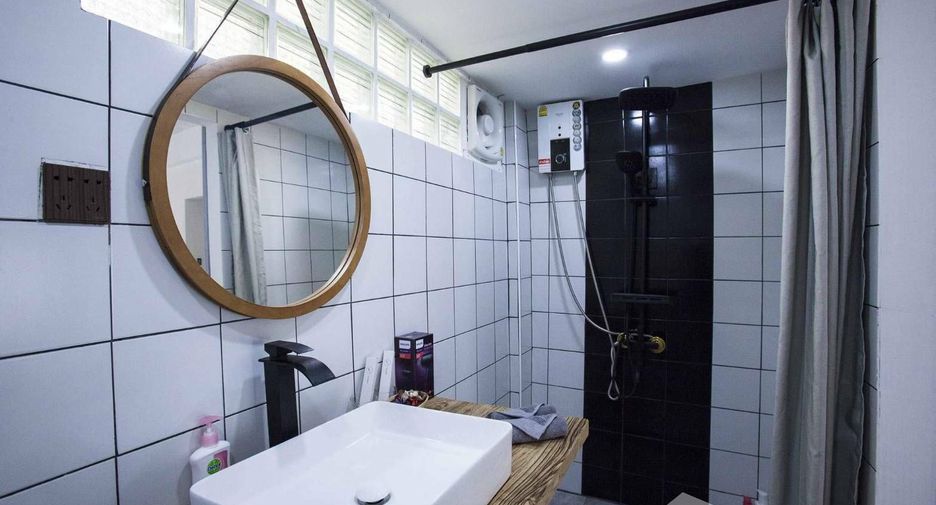 Haus zur Miete mit 4 Zimmer in Huai Khwang, Bangkok