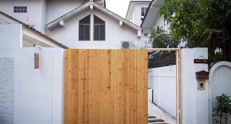Haus zur Miete mit 4 Zimmer in Huai Khwang, Bangkok