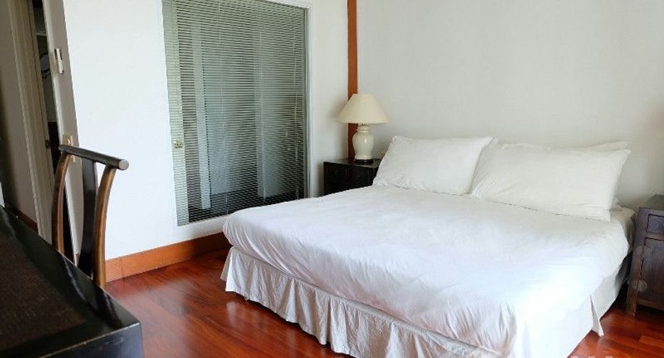 For rent 3 bedrooms condo in Sathon, Bangkok