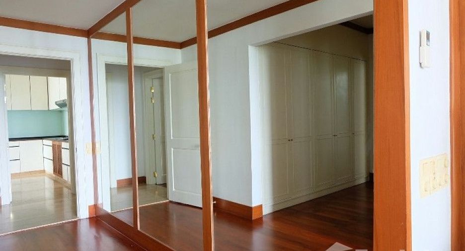 For rent 3 bedrooms condo in Sathon, Bangkok