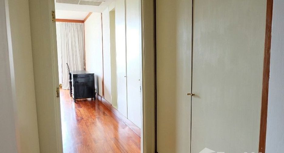 For rent 3 bedrooms condo in Sathon, Bangkok