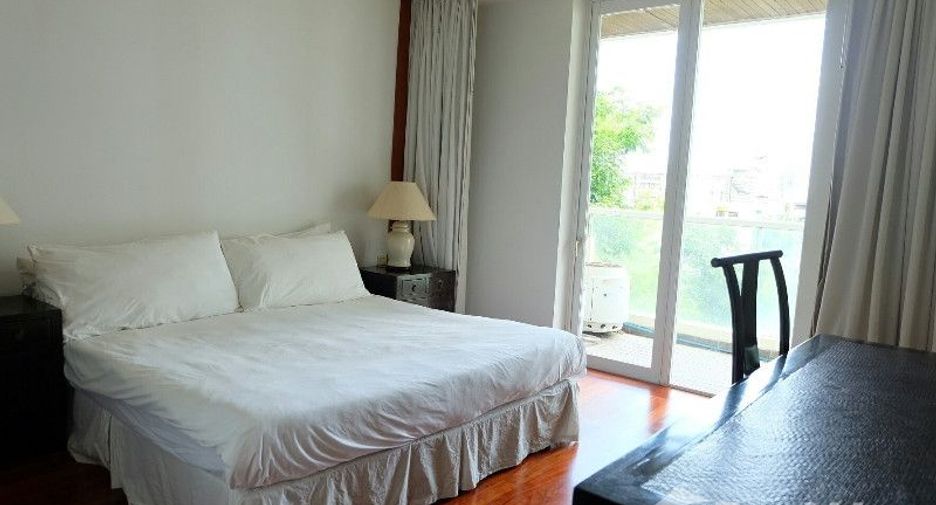 For rent 3 bedrooms condo in Sathon, Bangkok