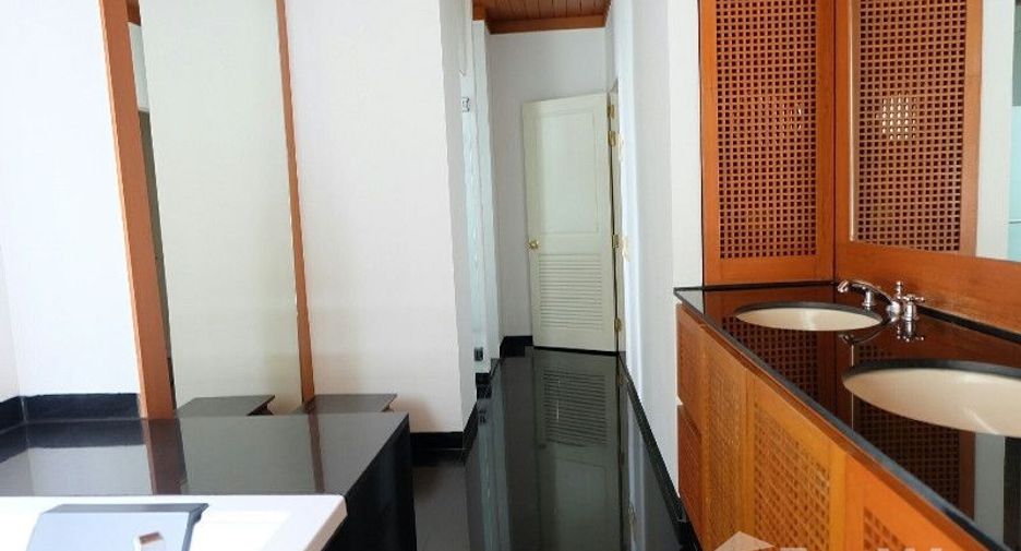 For rent 3 bedrooms condo in Sathon, Bangkok