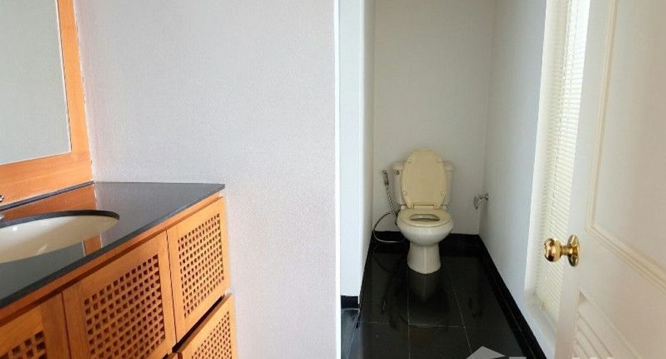 For rent 3 bedrooms condo in Sathon, Bangkok