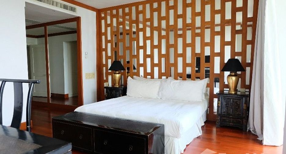 For rent 3 bedrooms condo in Sathon, Bangkok