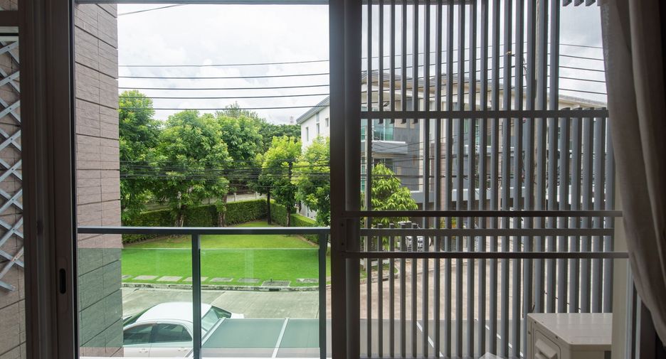 For rent 3 bedrooms townhouse in Prawet, Bangkok