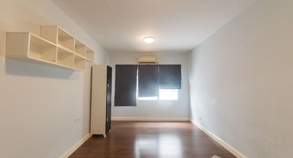 For rent 3 bedrooms townhouse in Prawet, Bangkok