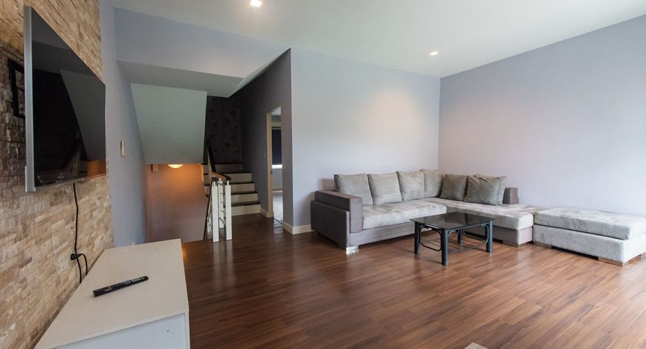 For rent 3 bedrooms townhouse in Prawet, Bangkok