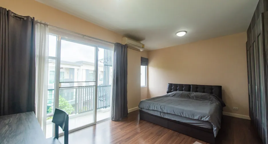 For rent 3 bedrooms townhouse in Prawet, Bangkok