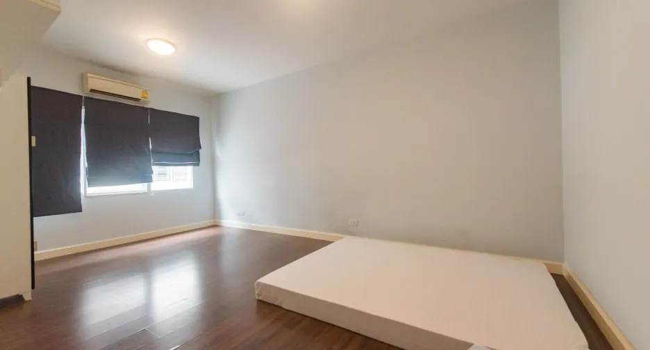 For rent 3 bedrooms townhouse in Prawet, Bangkok