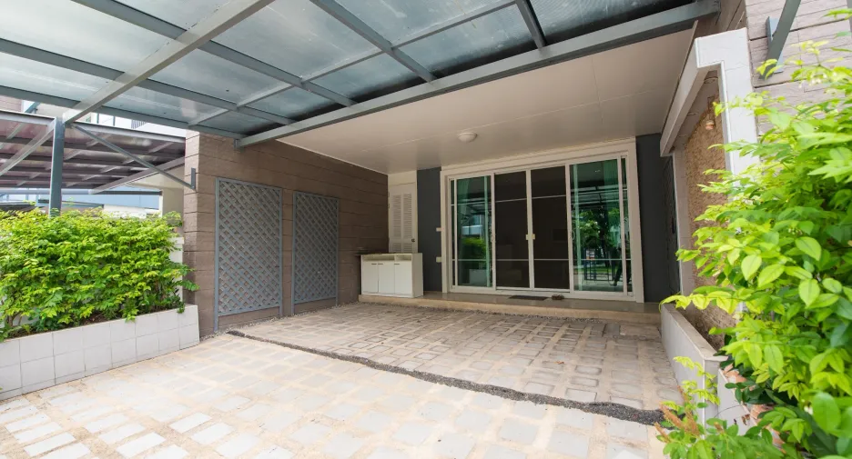 For rent 3 bedrooms townhouse in Prawet, Bangkok