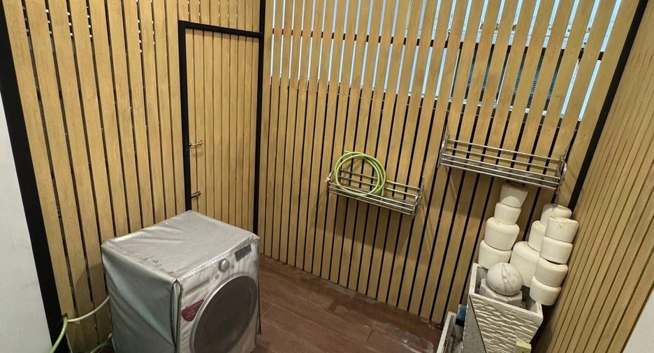 For rent 3 bedrooms townhouse in Chom Thong, Bangkok