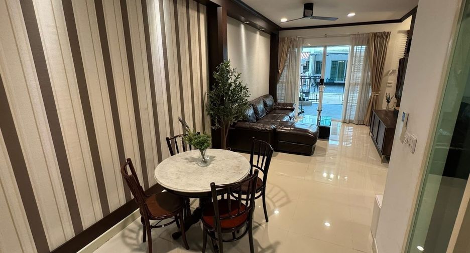 For rent 3 bedrooms townhouse in Chom Thong, Bangkok