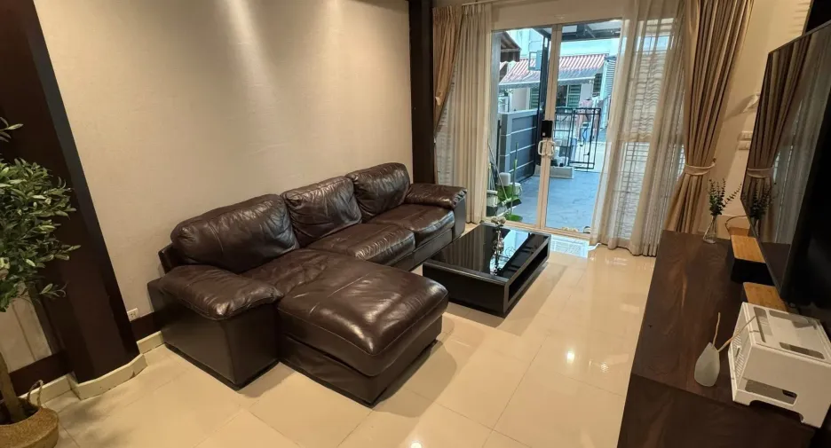 For rent 3 bedrooms townhouse in Chom Thong, Bangkok