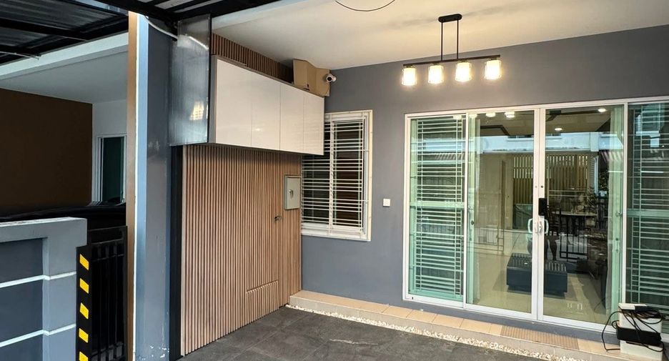 For rent 3 bedrooms townhouse in Chom Thong, Bangkok